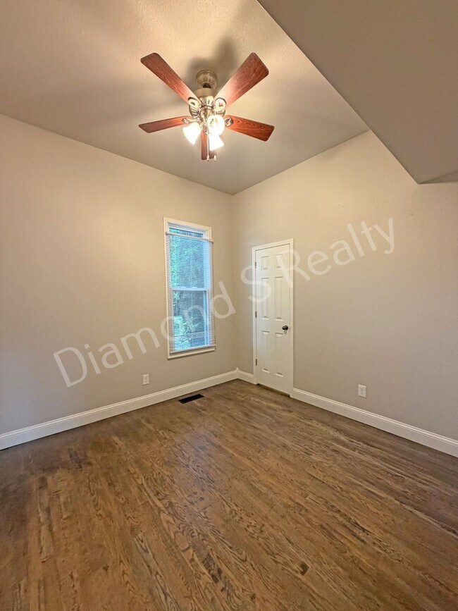 Building Photo - 916 N Pickwick Ave
