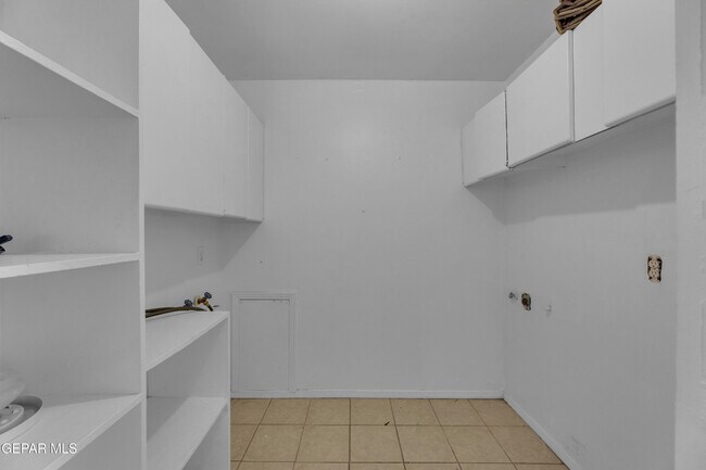 Building Photo - 4945 Sierra Madre Dr