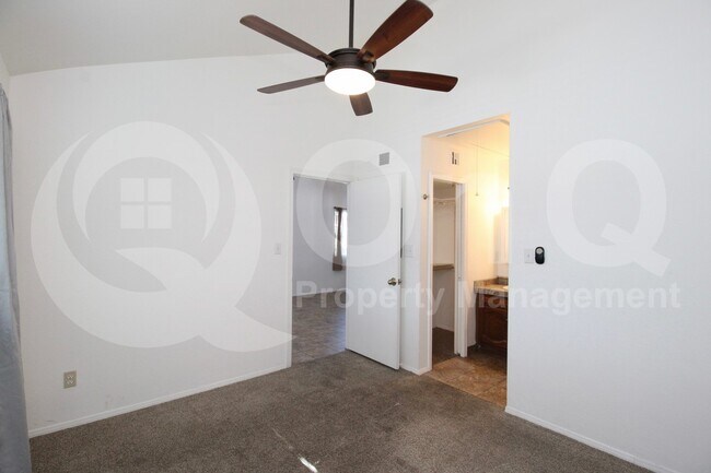 Building Photo - 406 E Linda Ln