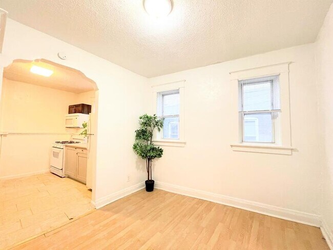 Building Photo - 2747 Pestalozzi St