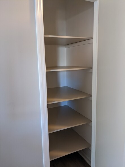 Linen closet - 4798 Moreland Dr W