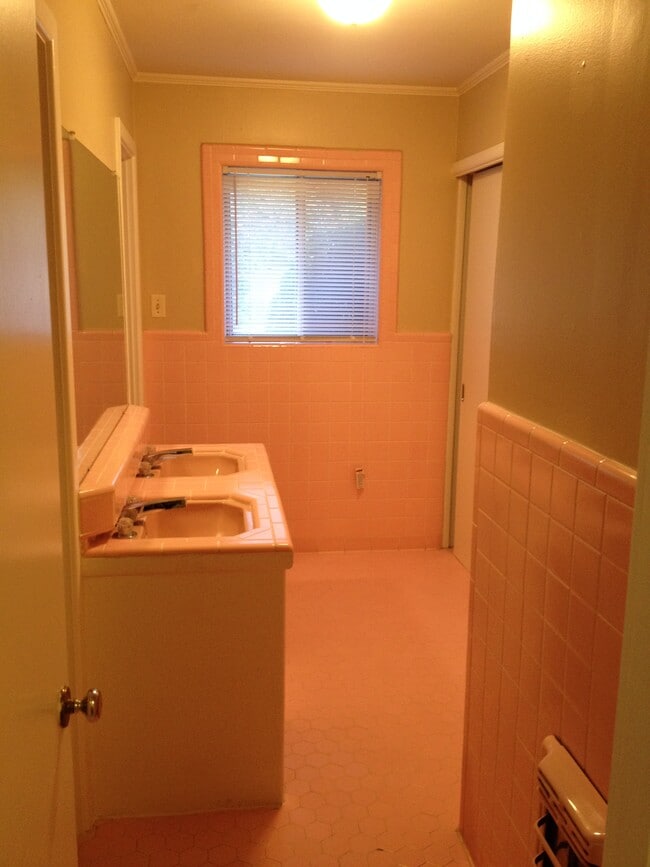 Building Photo - 2101 Smallwood Dr