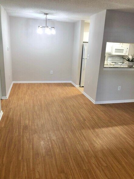 Building Photo - 2210 Ravens Crest Dr