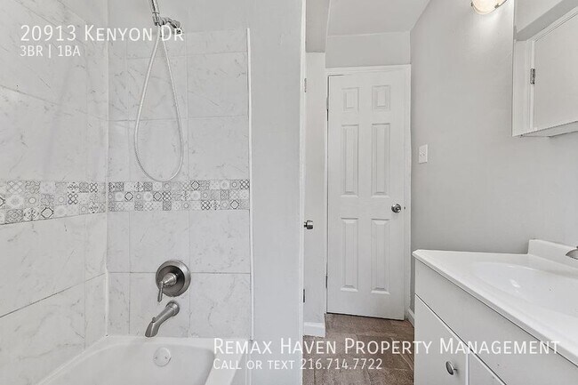 Building Photo - 20913 Kenyon Dr, Maple Hts - Spacious, Jus...