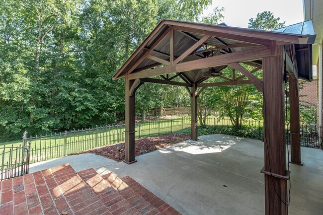 Building Photo - Private, 5 bedroom, 3.5 bath, Evans home-overlooking the woods!