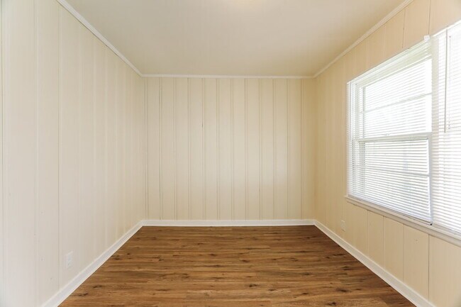 Building Photo - Charming and newly updated 3BR 1 Bath home in the heart of Center Point!