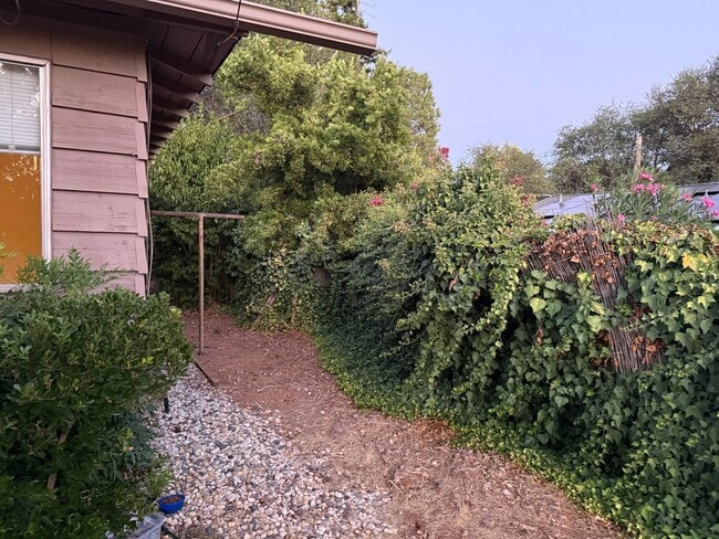 Building Photo - Quiet 2BR Foothills Home