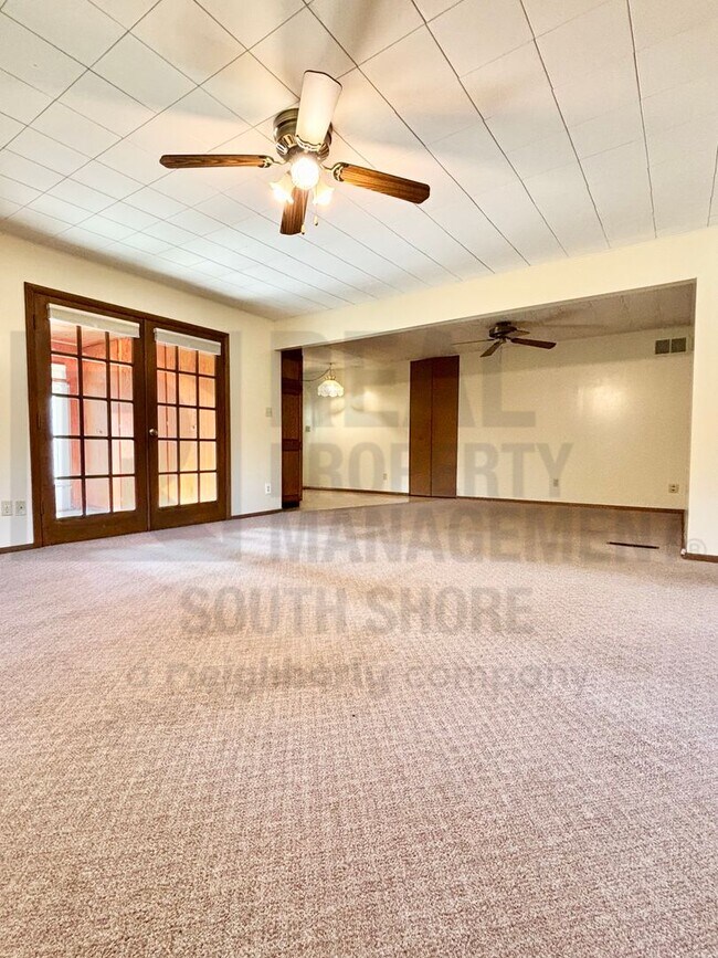 Building Photo - 555 Meadow Ln