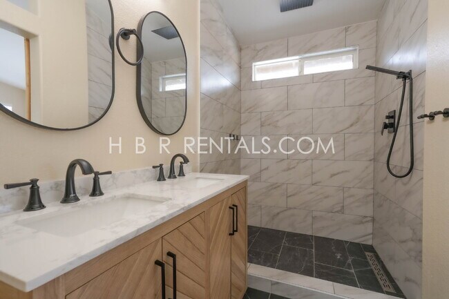 Building Photo - Single Story 3 bedroom home *SOLAR* *POOL*...