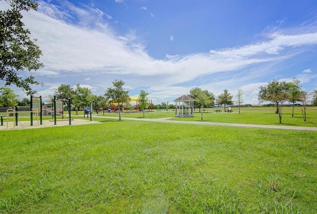Building Photo - 7015 Redwood Falls Dr