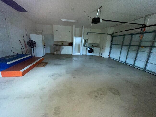 Building Photo - 2874 NE Rosetree Dr