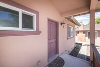 Building Photo - Updated 2 Bed, 2 Bath Cottage w/ In Unit L...