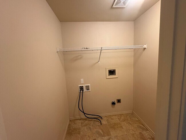 Building Photo - Well Maintained Spacious 4 BD Home with Granite Countertops, Hardwood Floors, High Ceilings, Grea...