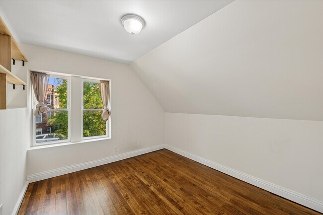 Building Photo - 1426 N Avers Ave