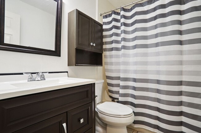 Building Photo - 2 Bedroom 2 Bathroom In A Private Community