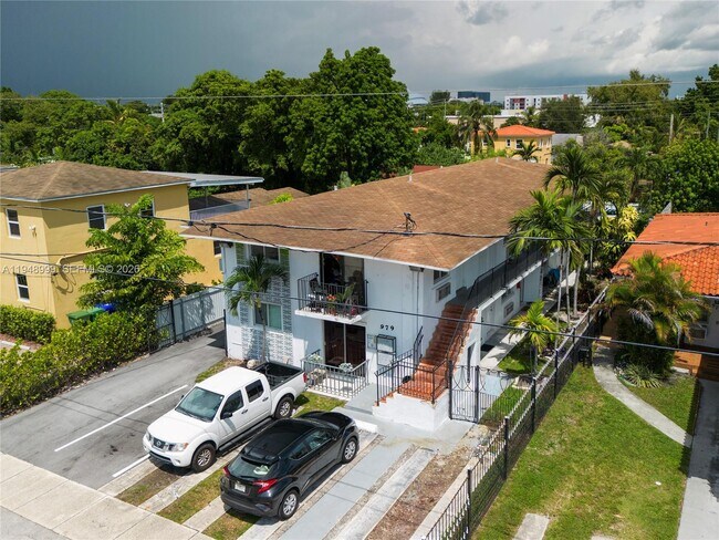 Building Photo - 979 SW 10th St