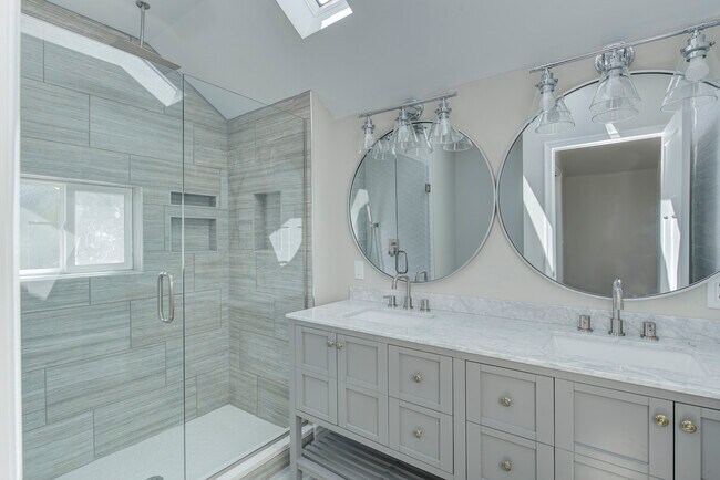 Building Photo - 701 Lincoln St