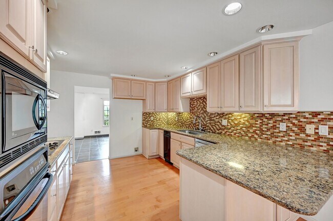 Building Photo - 17050 Northup Way