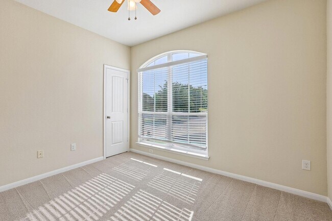 Building Photo - 711 Rolling Oak Dr