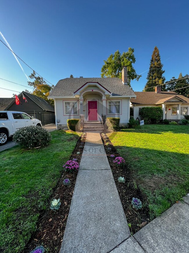 Building Photo - Adorable Historical Home