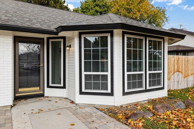 Building Photo - Charming 3-Bed, 3-Bath Home in Quiet Boise...