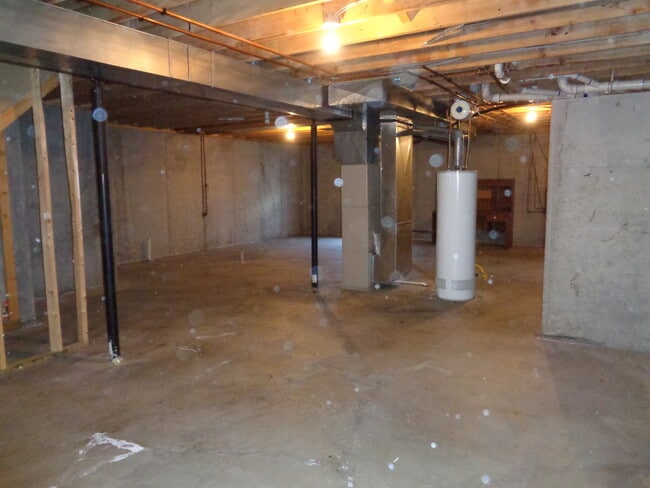 Building Photo - Great 3 Bedroom House Near Lake Shawnee