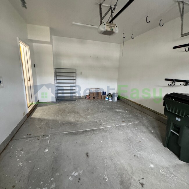 Building Photo - 1005 Silver Charm Cir