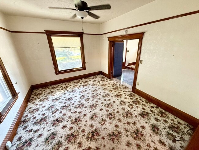 Building Photo - Victorian Charmer – 3 Bed, 1.75 Bath – Utilities Included!
