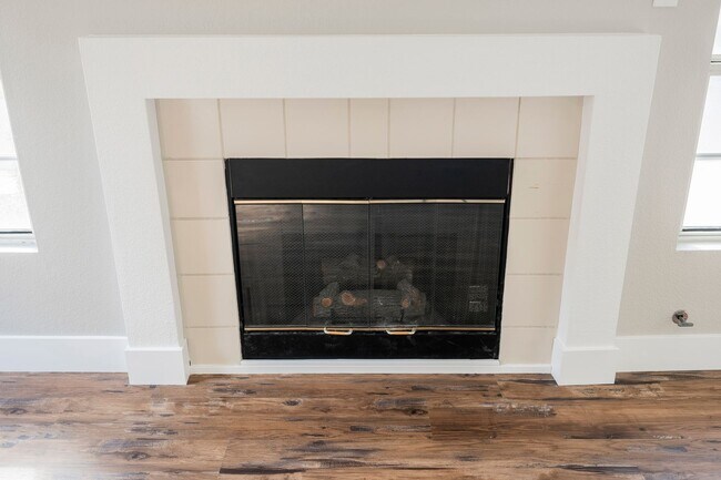 Building Photo - Fully Remodeled 3-Bedroom Townhome