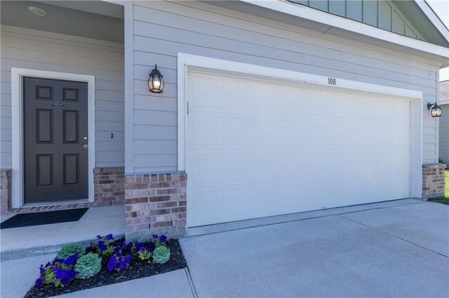 Building Photo - 108 Athena Way
