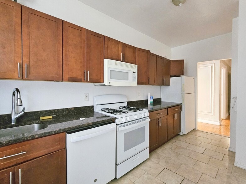 Building Photo - 850 W 176th St