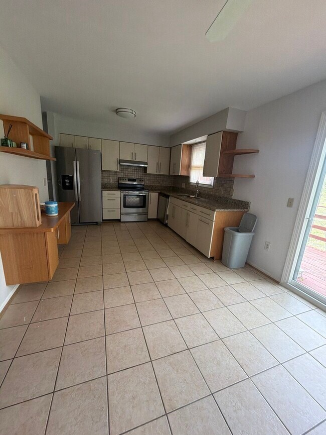 Building Photo - 2 bed 2.5 bath walk out finished basement