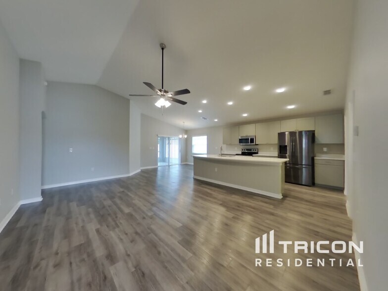 Building Photo - 705 Persian Dr