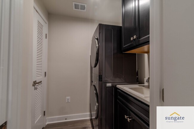 Building Photo - 100 Matisse Pl