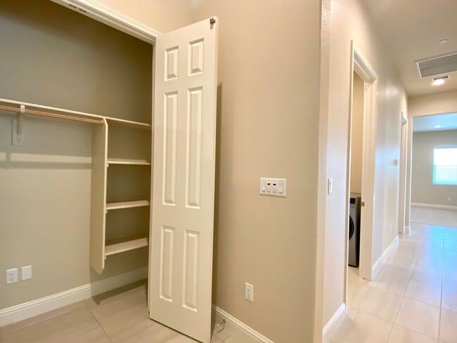 Building Photo - $2,495 Leonard & Ashlan, 3 Bedroom Home - ...