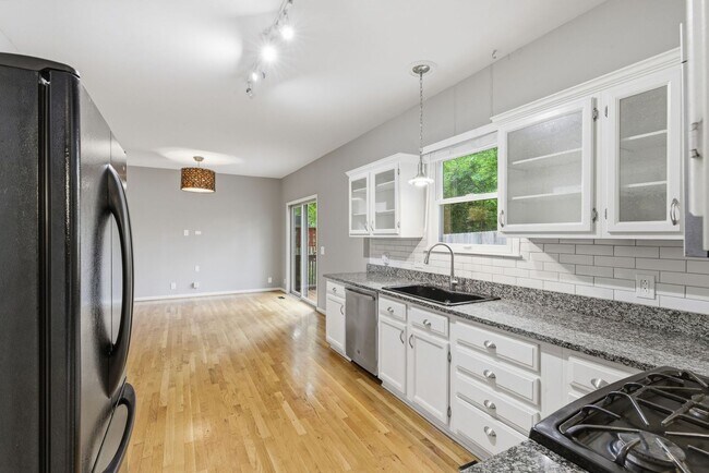 Building Photo - 913 Magnolia Ct W