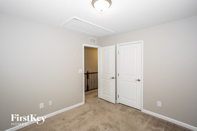 Building Photo - 3232 Oulten St SW