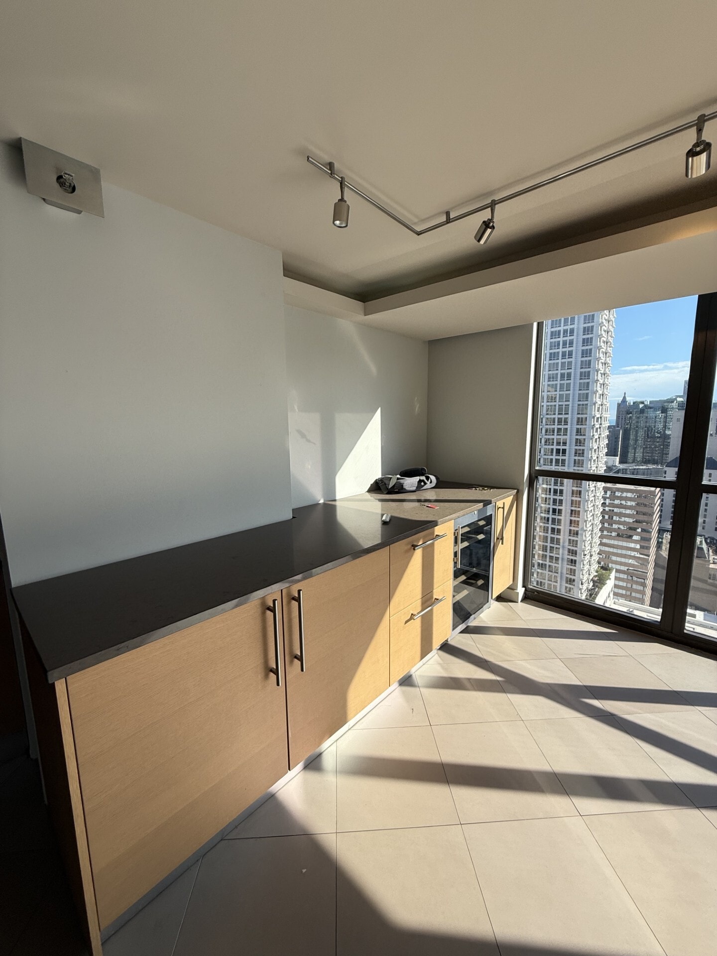 Building Photo - 10 E Ontario St