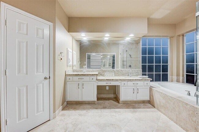 Building Photo - 815 Pointe Loma Dr