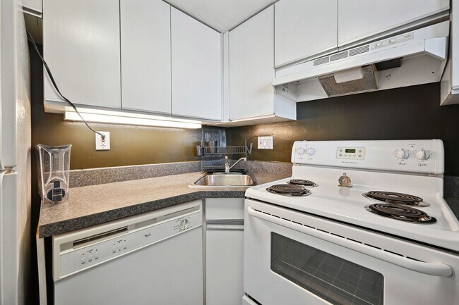 Building Photo - Dupont Circle with Secured Parking! Sun-fi...