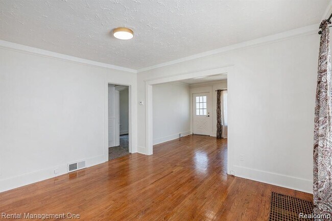 Building Photo - 838 Pinecrest Dr