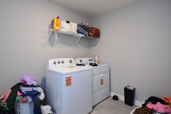 Building Photo - Beautiful 4-Bedroom Home with Modern Finishes & 2 Car Garage!