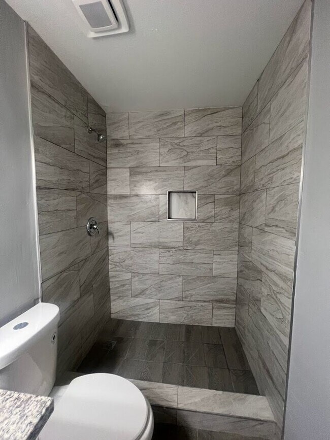 Building Photo - 4416 Parkwood Ct 93309