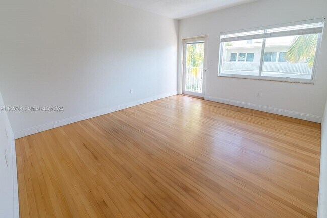 Building Photo - 7207 Bay Dr