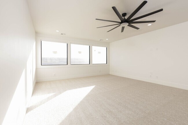 Building Photo - Brand New 6 Bed 4 Bath Rental with pool Near Sand Hollow!