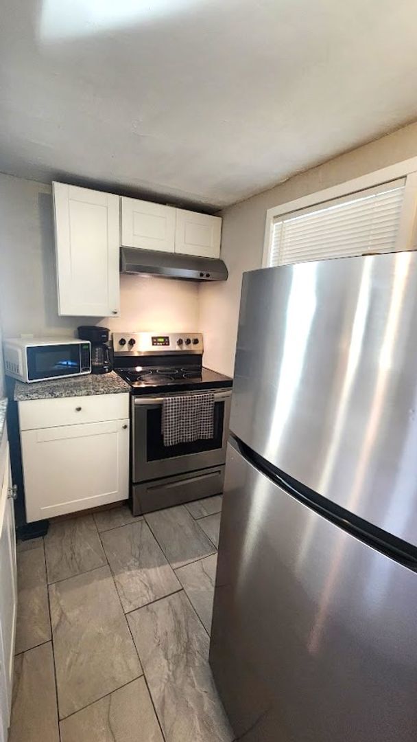 Building Photo - Furnished 1 Bed 1 Bath Apt in Linwood Plac...