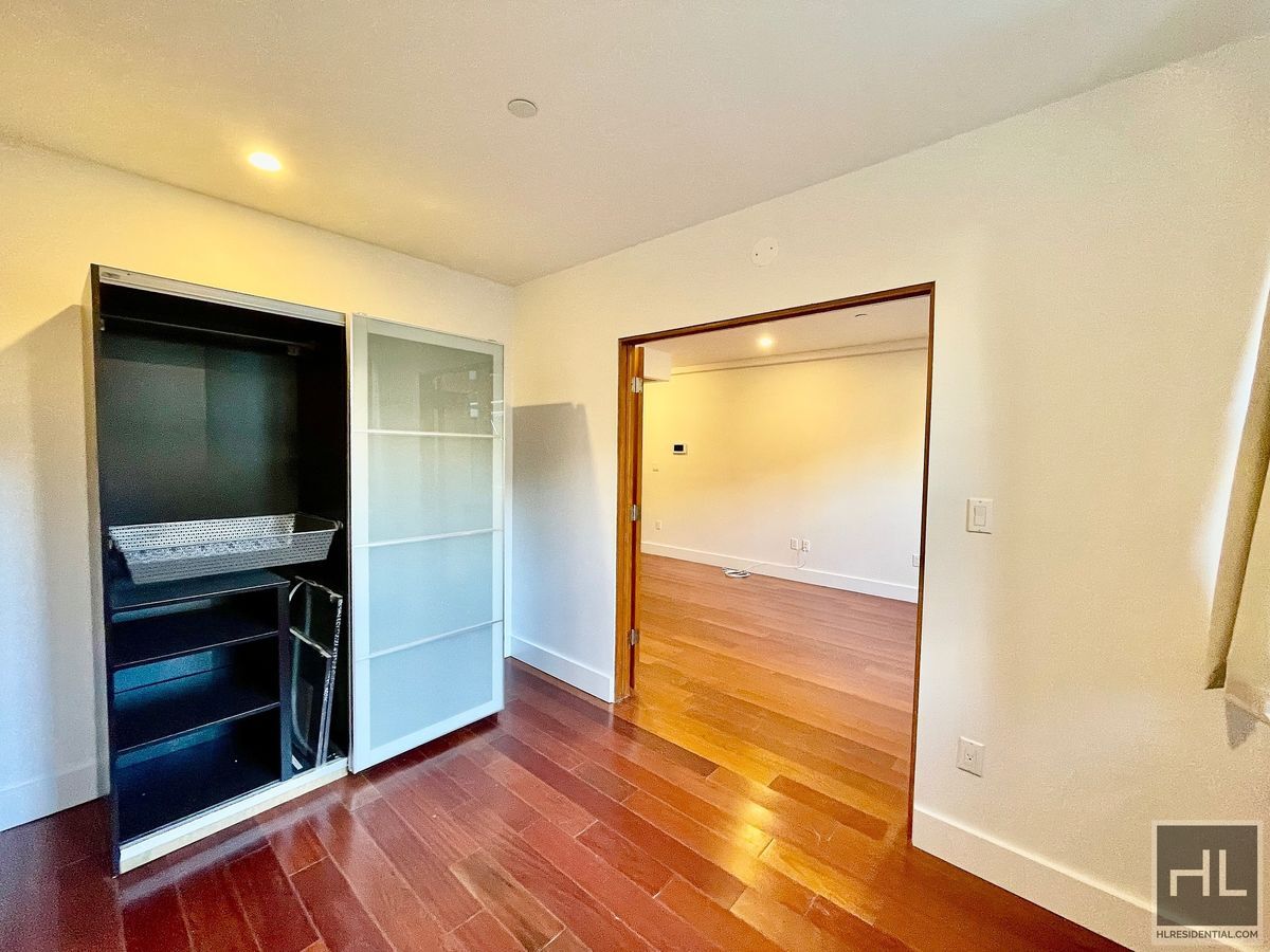 Building Photo - 28 AVENUE