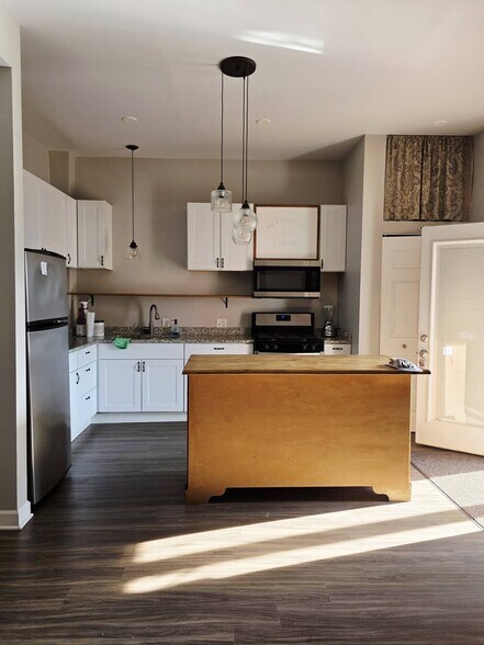 Open plan kitchen with island - 3449 W Fulton Blvd