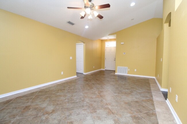 Building Photo - Spacious 3BR with Sunroom & Eat-In Kitchen – Holsberry Estates