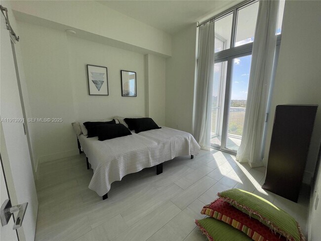 Building Photo - 2000 Metropica Wy